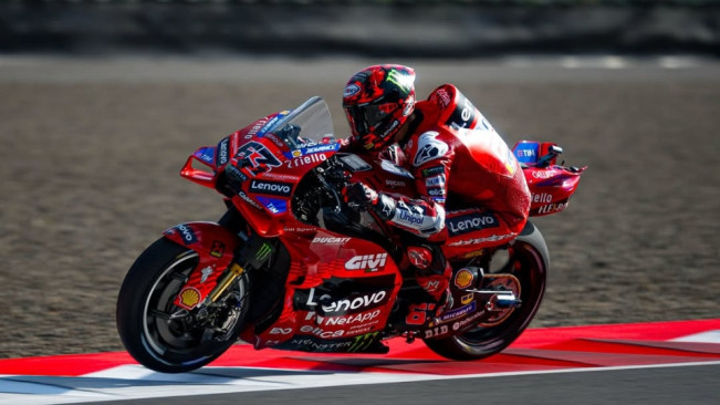 Francesco "Pecco" Bagnaia mengendarai Ducati Desmosedici GP25 di Sirkuit Mandalika, Lombok. [Instagram @pecco63]